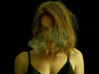 בחורה בהיי מעישון קנאביס